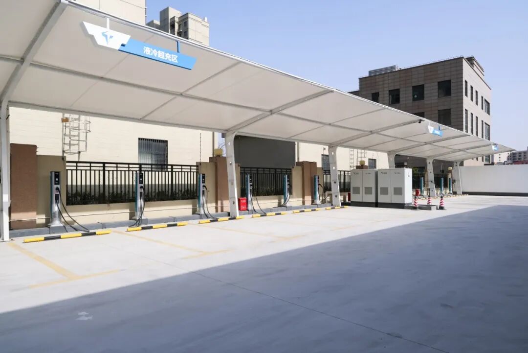科技与温度：一个充电站如何成为路上的家
