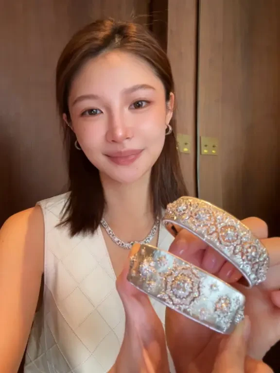 18k白金拉丝雕金手镯 藏不住的奢华感✨