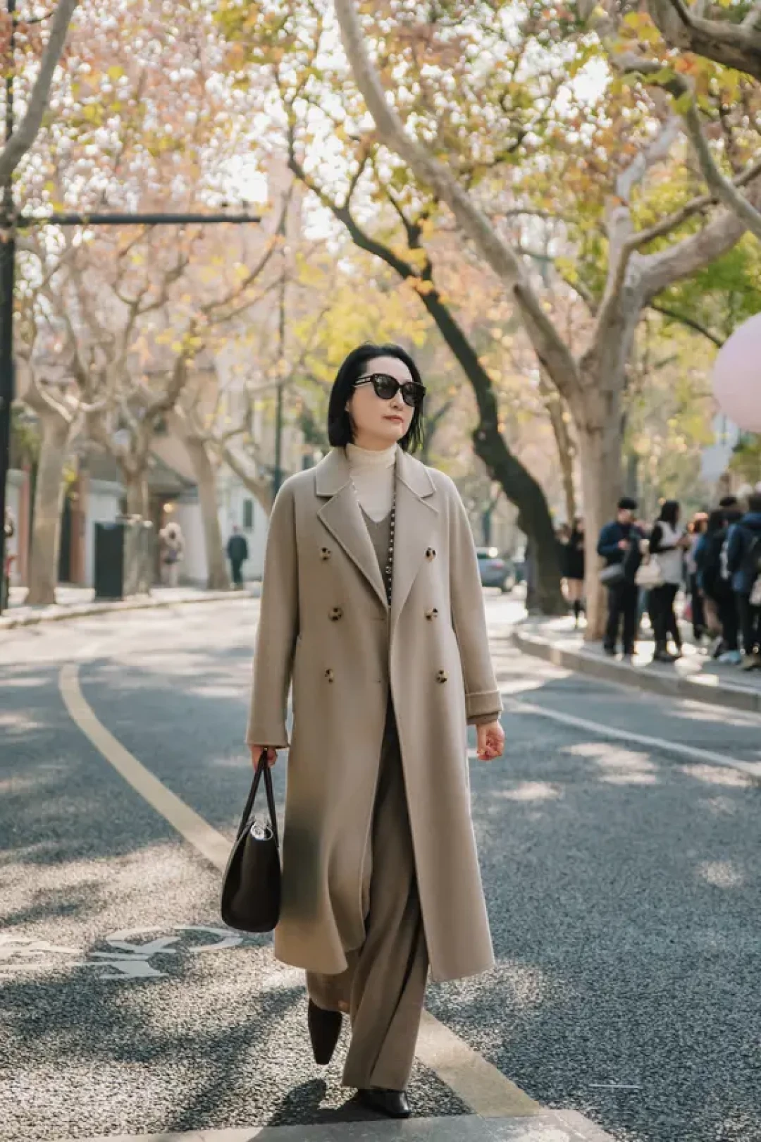 50+女性初冬穿搭指南:高级感与实用性并存