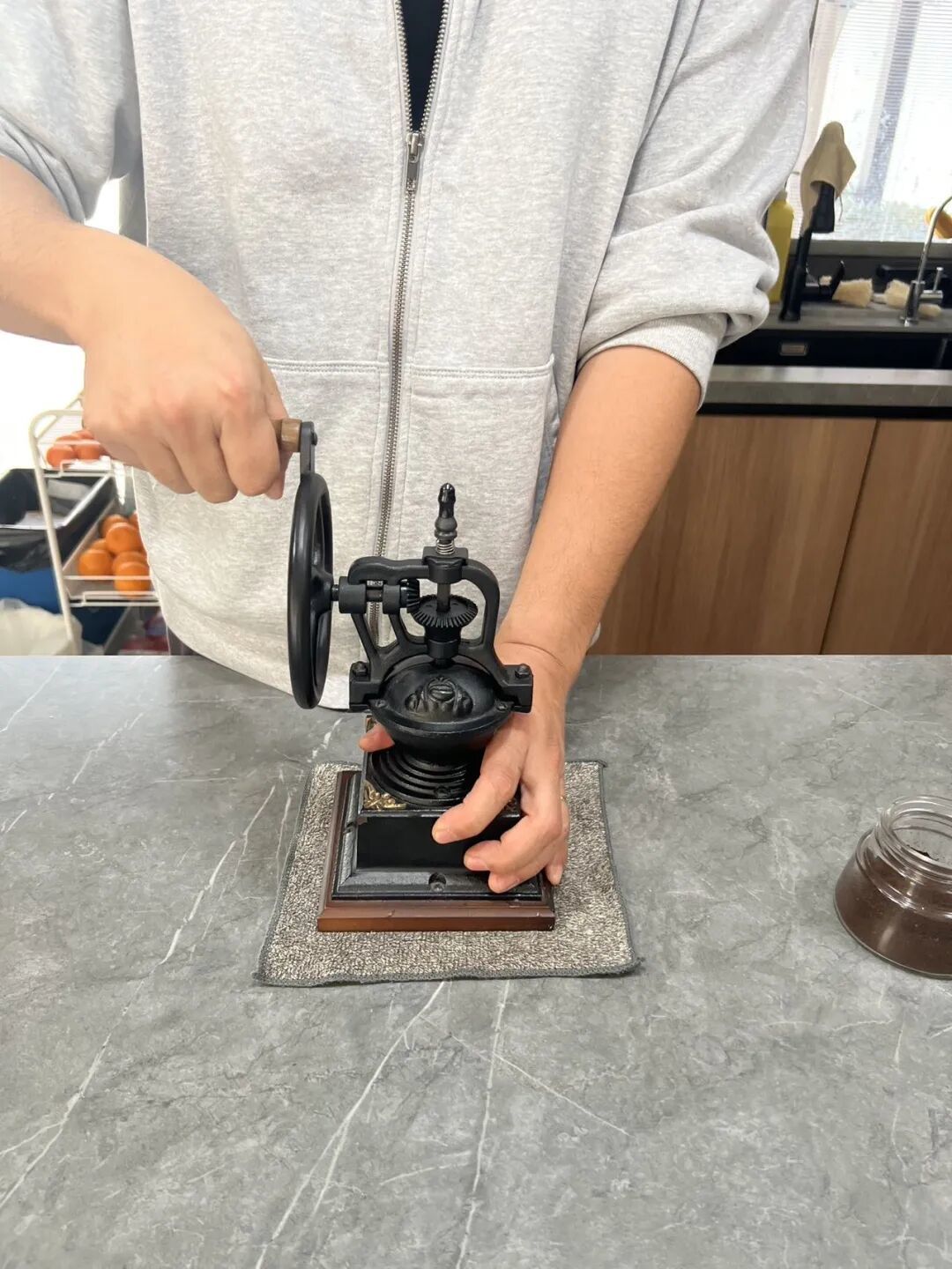 手冲咖啡磨豆机:经典设计为何更胜一筹?