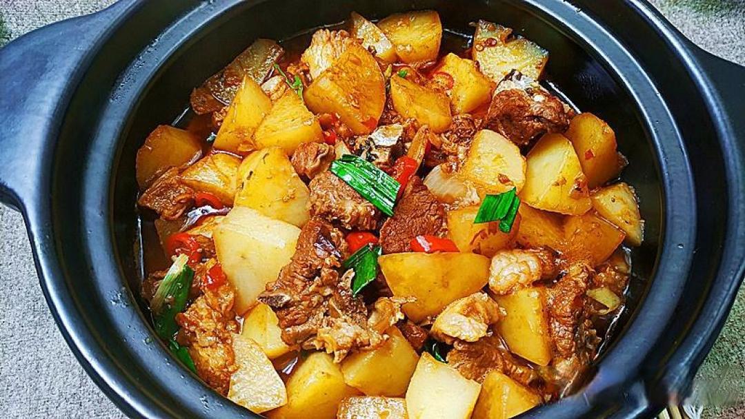 羊肉配萝卜土豆，这样做鲜香不膻