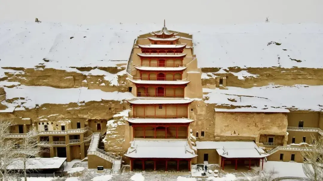 冬日敦煌别样景,雪落沙山听古乐
