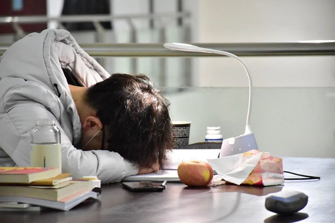 陆地蛙泳训练法：下水就能游的秘诀