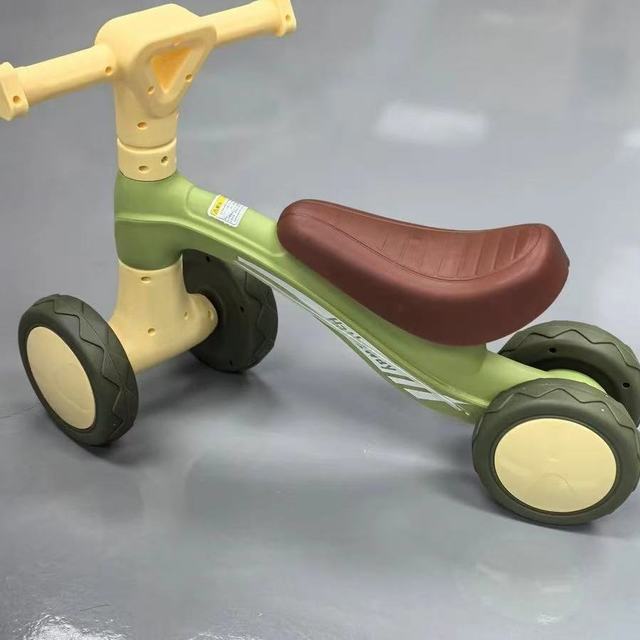 宝妈实测！这款防侧翻平衡车，宝宝学步滑行一步到位🚲