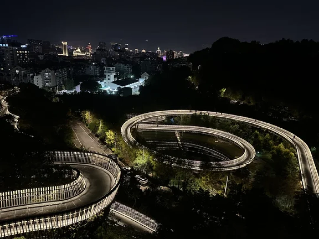福州福道徒步攻略:悬空栈道与城市夜景