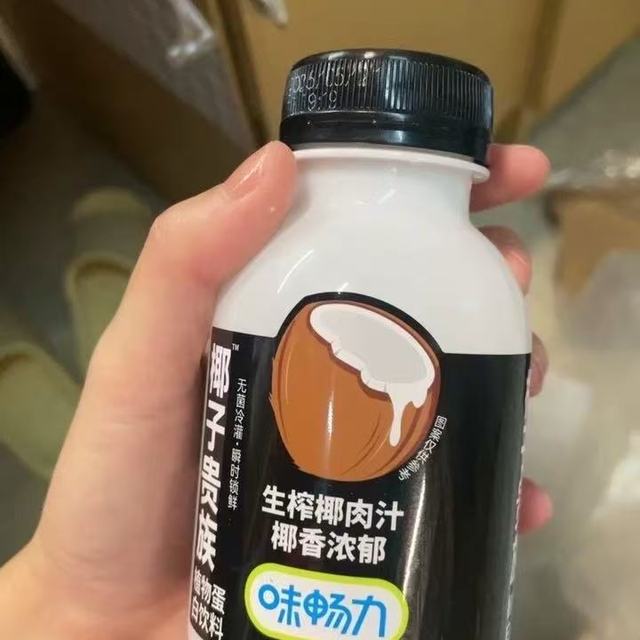 味畅力椰子贵族椰子汁245ml测评：一口穿越热带的便携快乐！