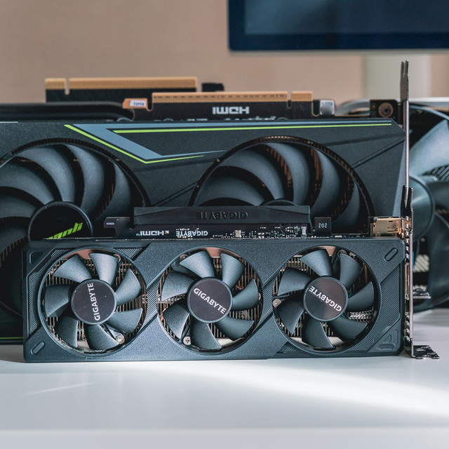 明明可以做小 非得把显卡做那么大是为何？