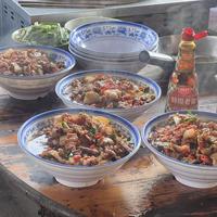 湖南女孩邀全网吃杀猪宴，万人报名后，2头年猪变20头