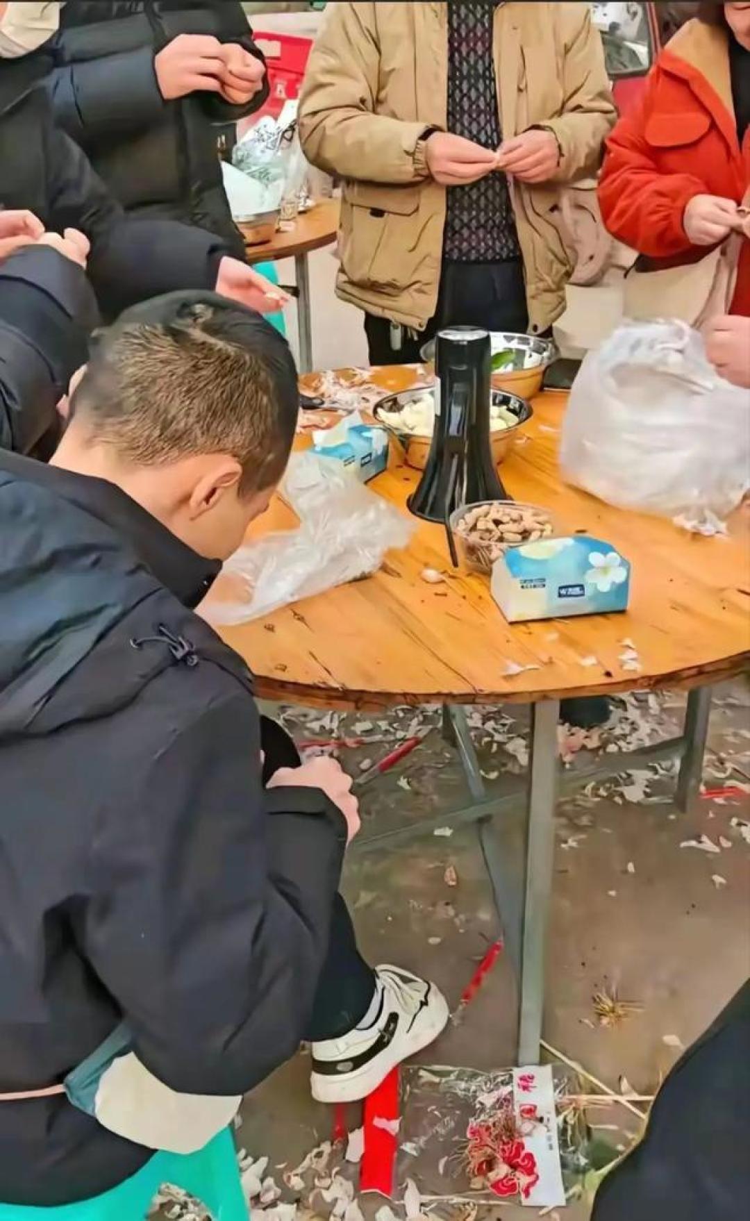 湖南女孩邀全网吃杀猪宴，万人报名后，2头年猪变20头