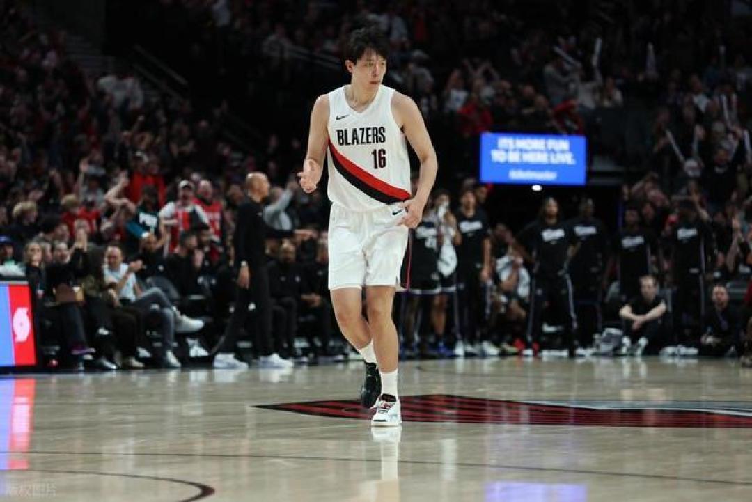 杨瀚森3+2，拼到头部受伤不下火线，开拓者惨败勇士