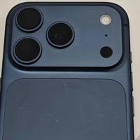 iPhone17不耐刮引争议，苹果客服回应：划痕属正常，建议戴壳