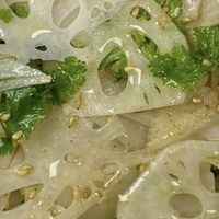 芝麻盐芹菜拌莲藕，清爽脆嫩