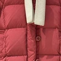 红色羽绒服：新年保暖与时尚