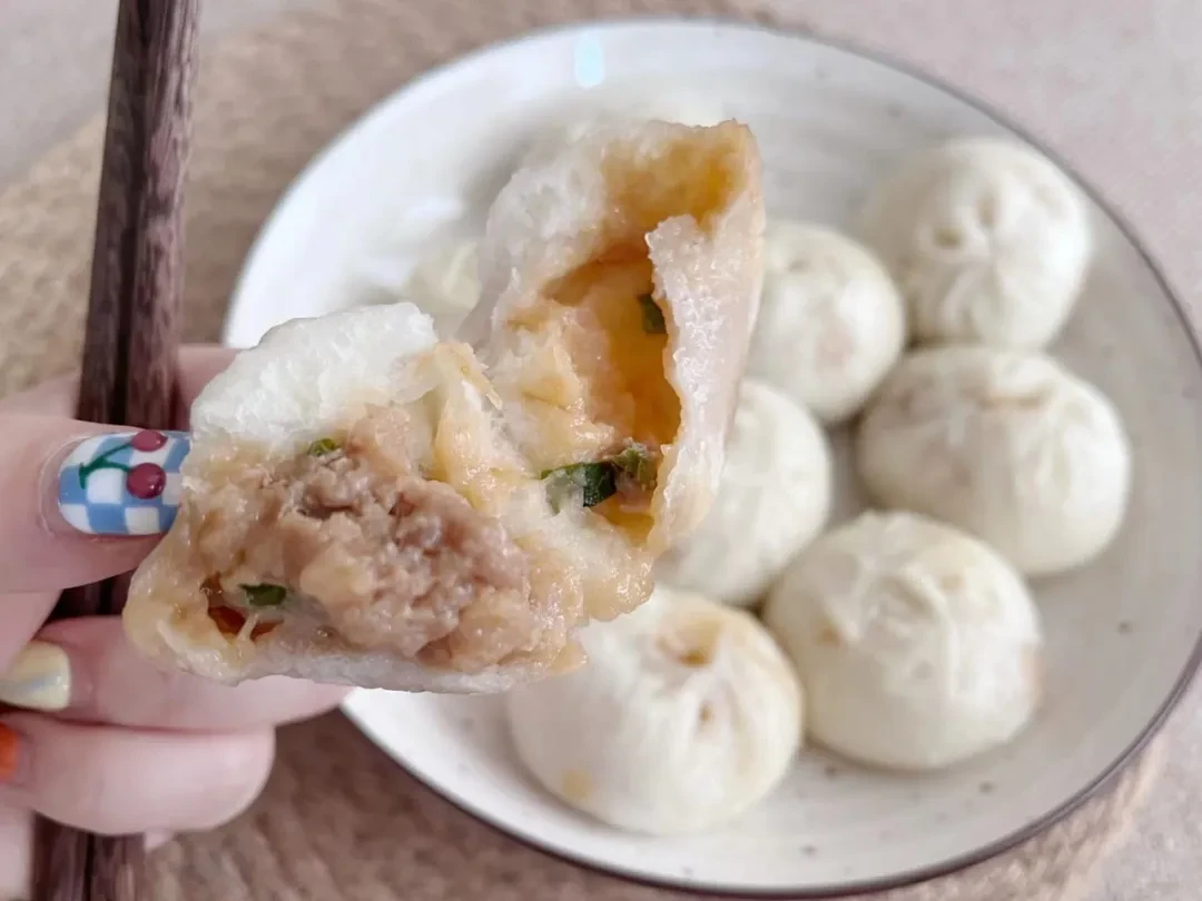 嵊州冠军小笼包：皮韧馅鲜的传统美味