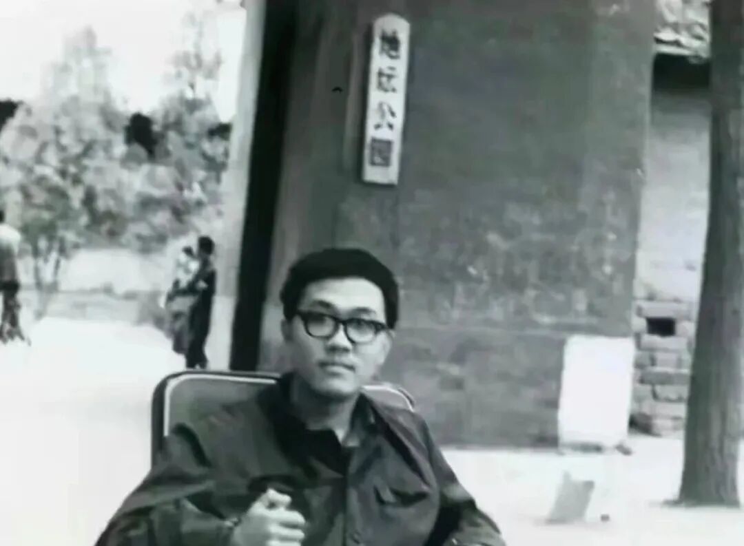 史铁生:命运以痛吻他,他却报之以歌