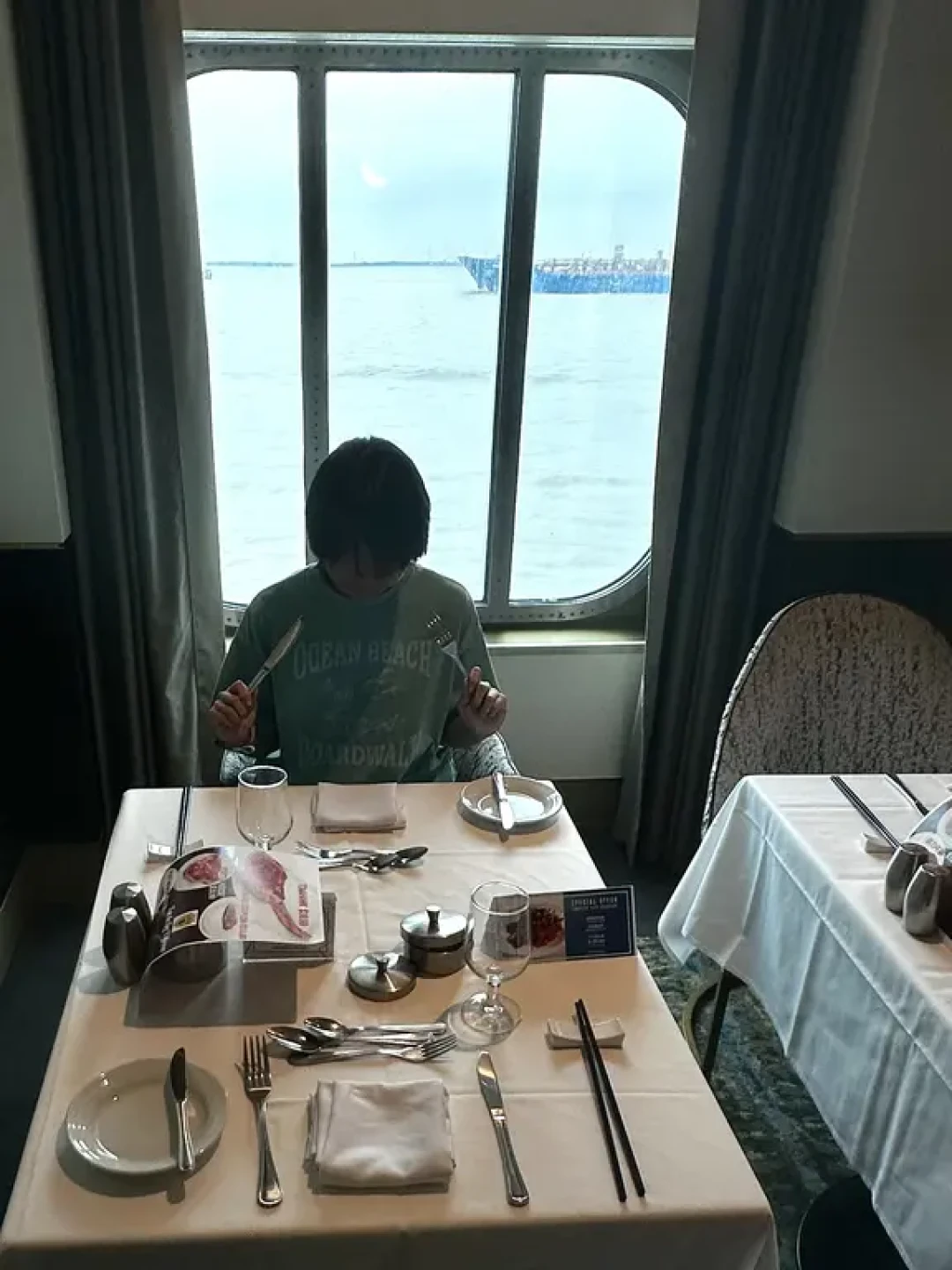 海洋光谱号登船指南:餐饮与拍照全攻略