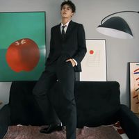 黑西装选对细节，穿出痞帅少年气