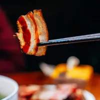 千年非遗青城山腊肉：从山林到餐桌