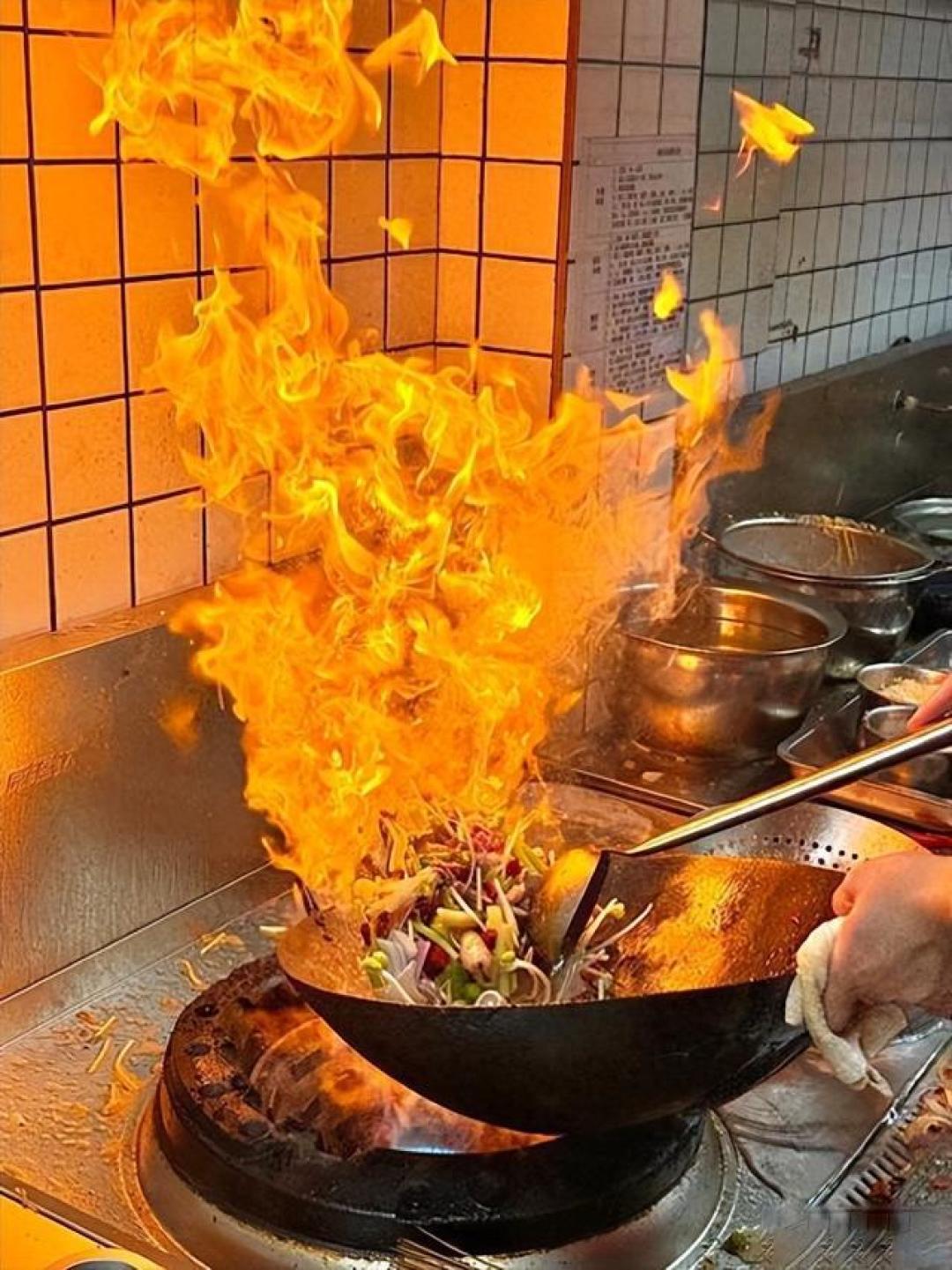 为何欧美不炒菜?解密中式烹饪的独有智慧