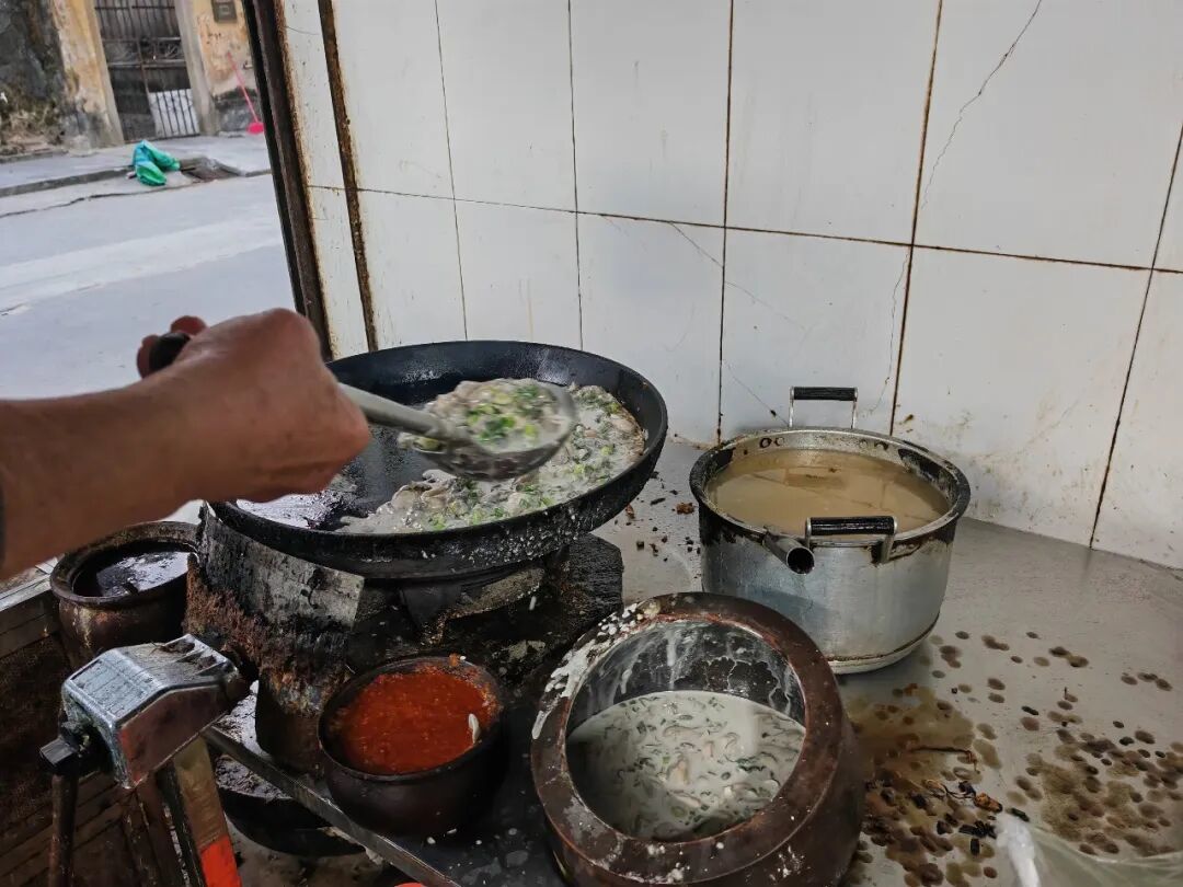 探秘盐灶蚝烙:凭何成为街巷传奇?