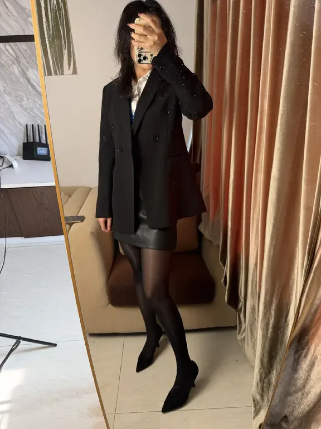 黑白穿搭的轻熟法则:平衡职场与性感