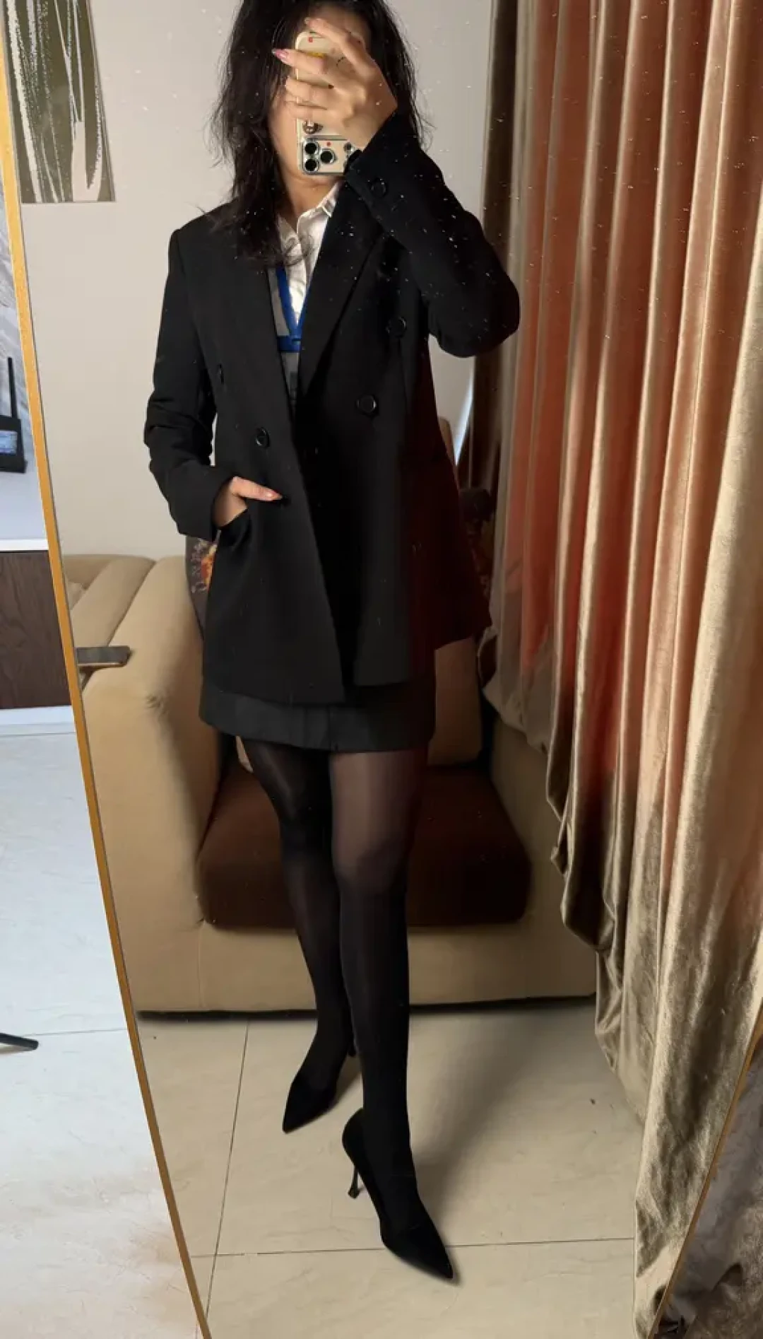 黑白穿搭的轻熟法则:平衡职场与性感