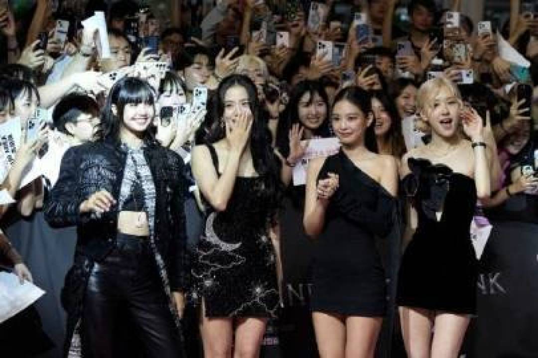BLACKPINK续约后首专《DEADLINE》开启预售,多版本配置及特典公开