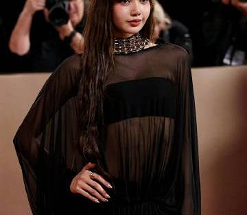 Lisa金球奖派对大胆透视造型,自信驾驭前卫时尚_裙装_什么值得买