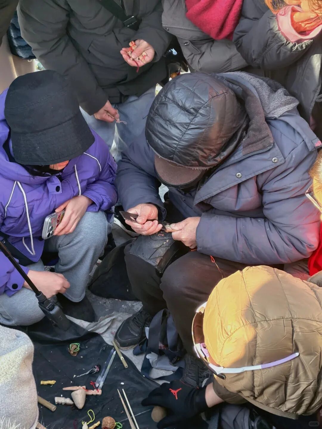 丑萌木雕戳中年轻人:什刹海大爷十几分钟削出的“四不像”,比几十年的雕刻大师作品好卖?