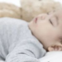 宝宝什么时候需要枕头？不是1岁，关键看这个信号！