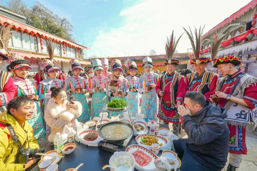 四川九皇山推出“万人刨汤宴”,面向公众免费发放10000份羌族刨汤宴美食券和门票