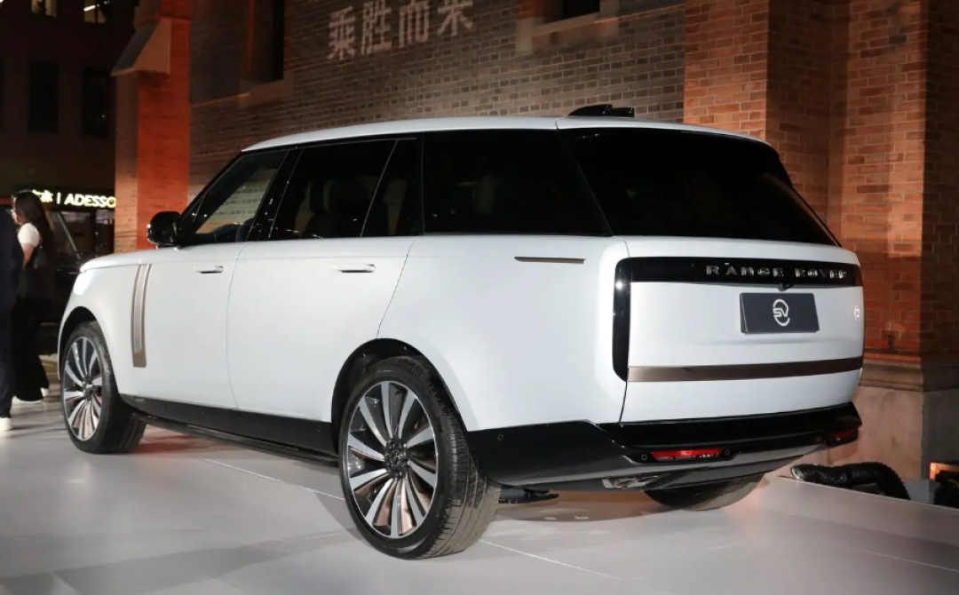 2025款路虎揽胜行政,百万级豪华越野的终极答案,标准版价格逼近120万,香不香?