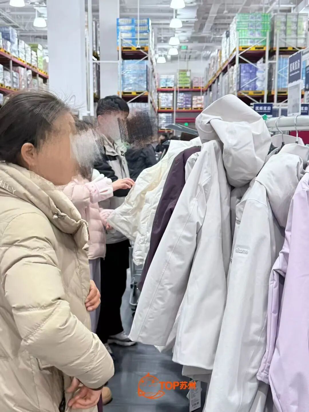 差价超3倍,超市羽绒服走红→