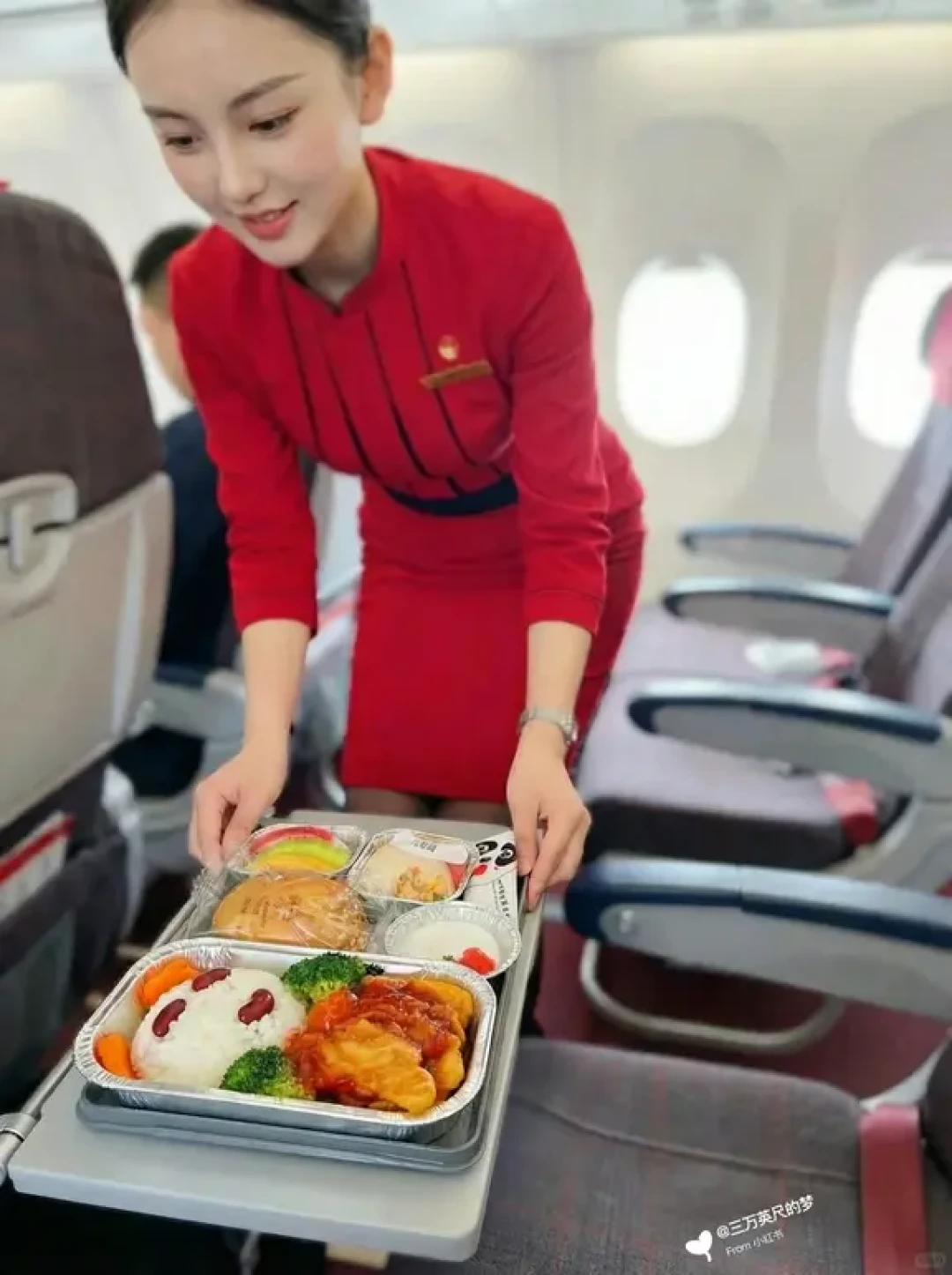 川航顶级享受✈️眼睛和胃,总有一个在天堂