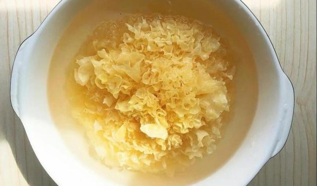 煮银耳，最忌直接弄碎就下锅，多加这一步，银耳20分钟出胶，好喝