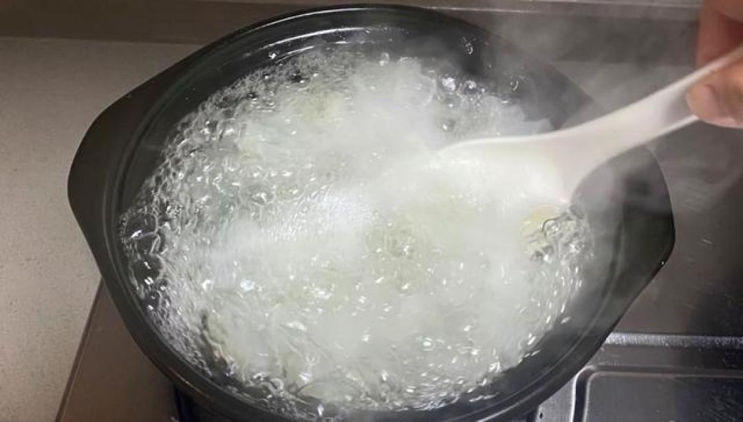 煮银耳，最忌直接弄碎就下锅，多加这一步，银耳20分钟出胶，好喝