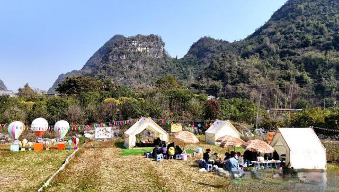 广西忻城:冬闲田变身“网红露营地” 返乡青年带火乡村休闲游