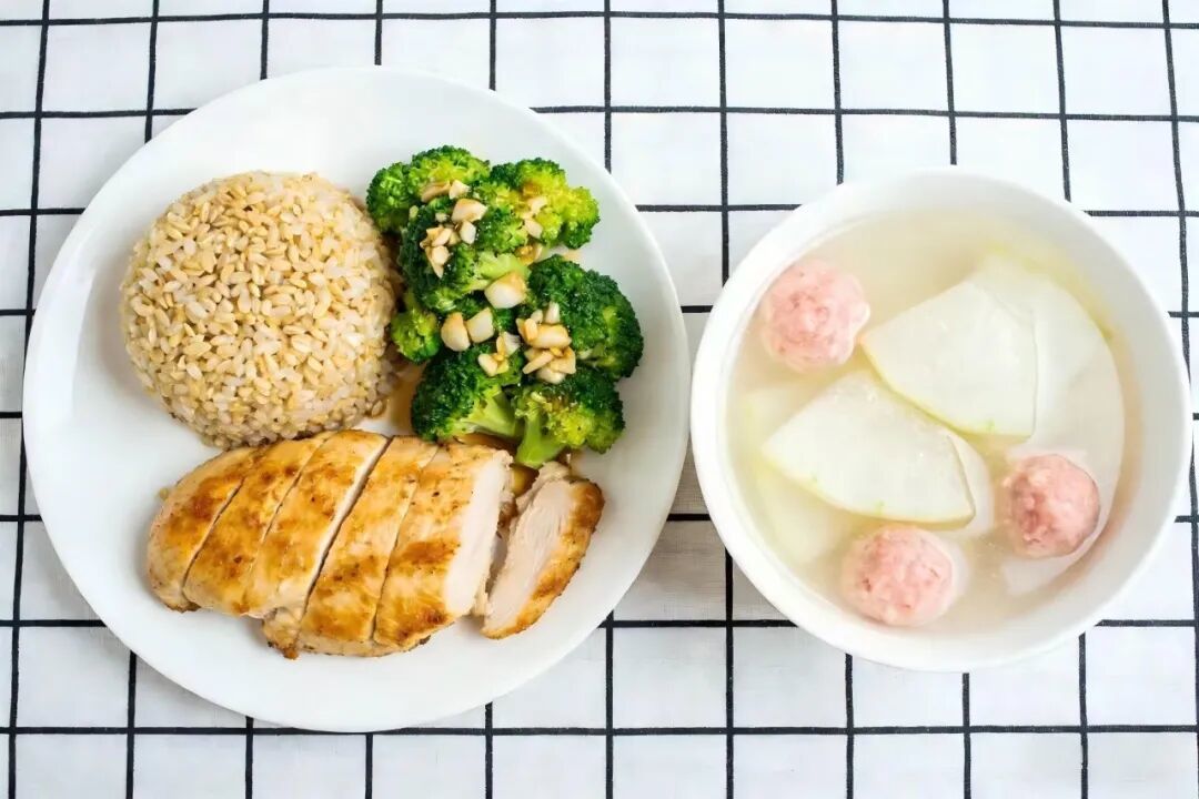 中老年饮食别瞎配！避开重油重盐，7 天食谱帮你搞定三餐