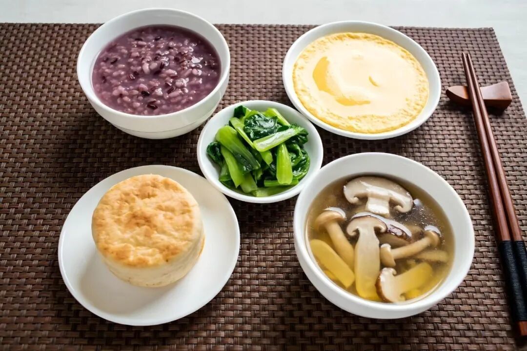 中老年饮食别瞎配！避开重油重盐，7 天食谱帮你搞定三餐