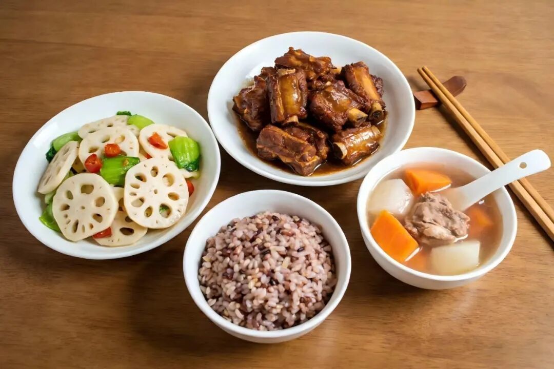 中老年饮食别瞎配！避开重油重盐，7 天食谱帮你搞定三餐