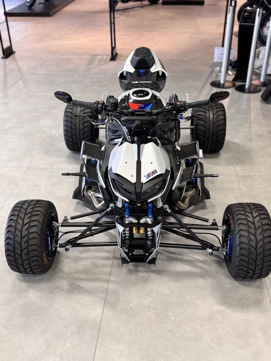 EXEET MR :搭载 BMW M1000R 引擎的超级四轮摩托车