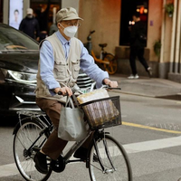 男人到了七八十岁别穿“老年装”！换成卫衣、西服和大衣，太时髦