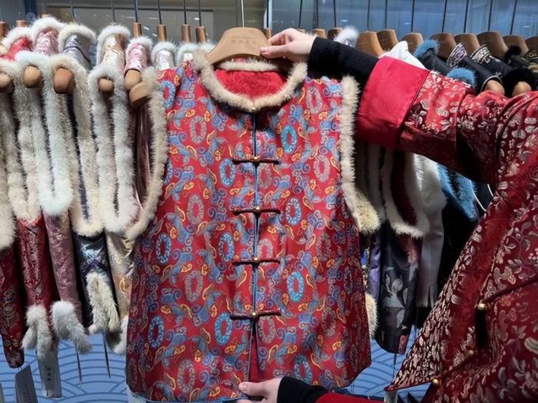 “新年战袍”准备好了吗?四季青市场的新中式女装正成为选购新宠
