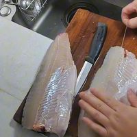 很实用的工具刀，可户外可家用，用莫拉守护者分割一条鱼