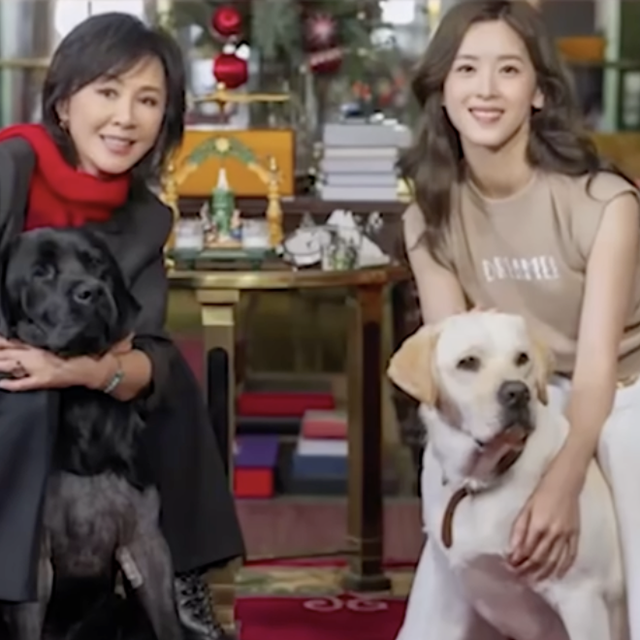 刘嘉玲在章泽天播客里反客为主，这女人的衣品和人一样有智慧？