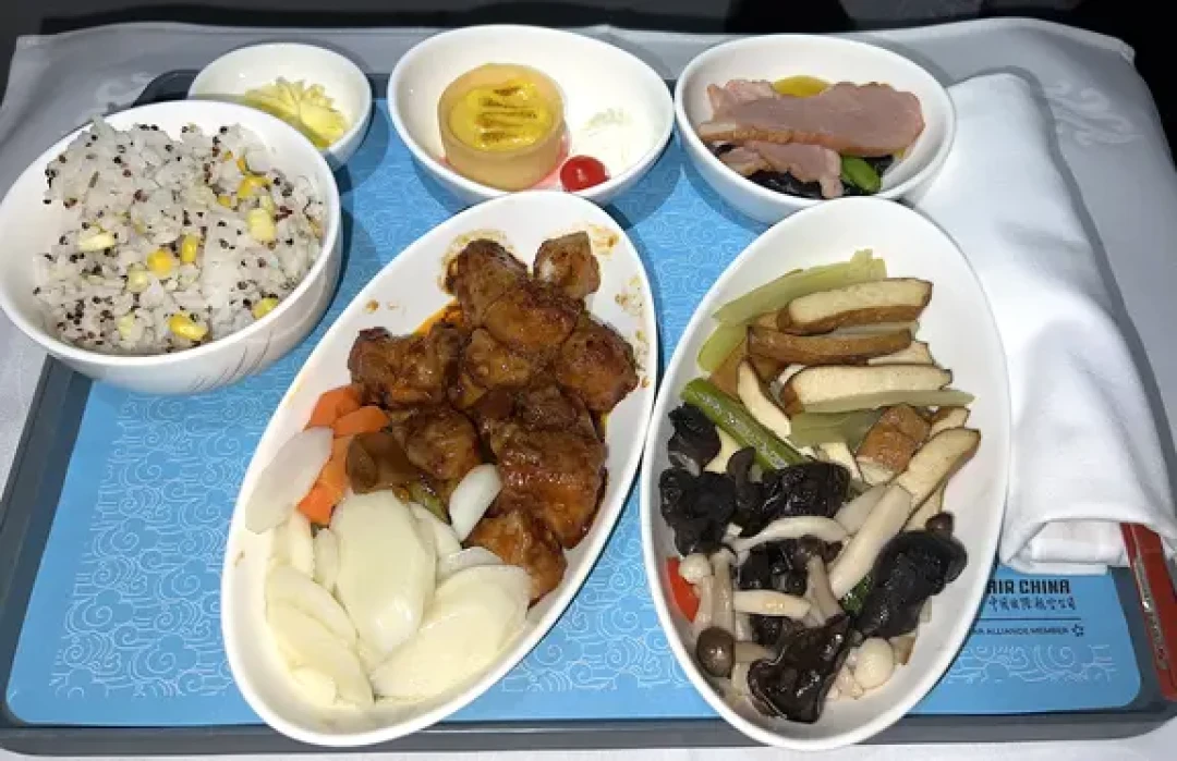 只有两位旅客,国航仍然配齐了四种餐!