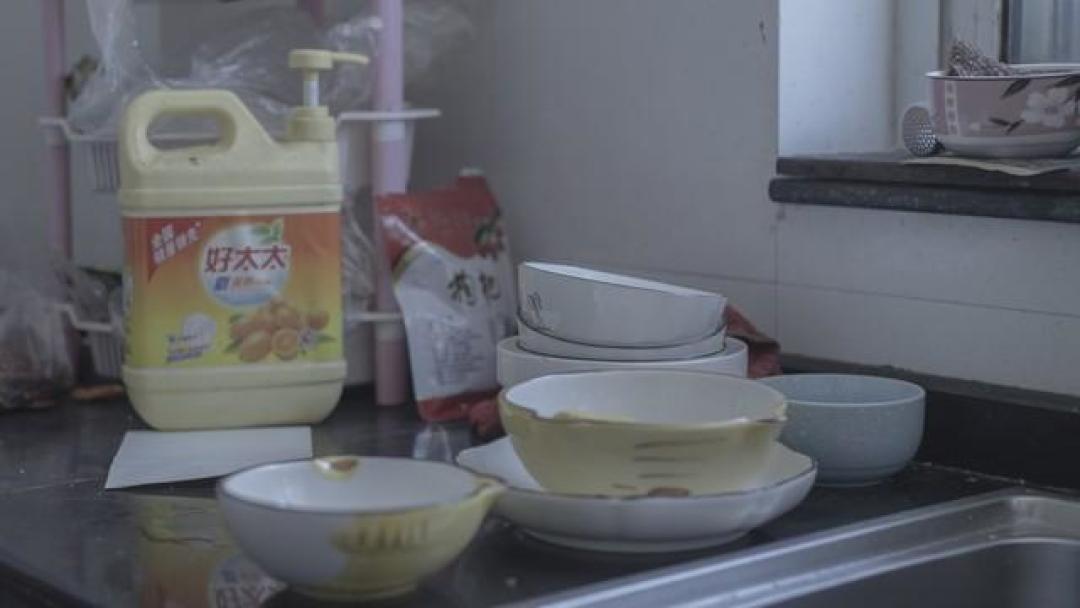 新买的陶瓷餐具，直接用水洗就用了？难怪…