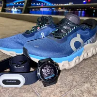 浦江夜跑20公里，时尚蓝怪兽鞋稳如“踩云”