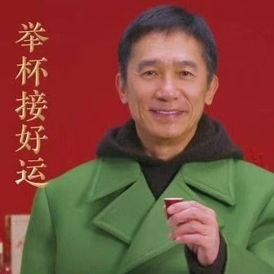 梁朝伟穿军绿大衣，也像年底讨薪打工人？影帝的穿搭，也曾封神过