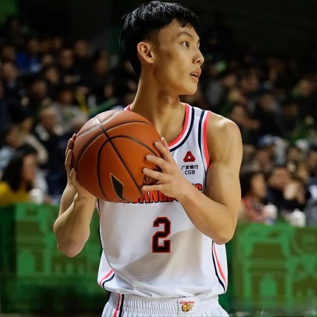 不幸中万幸！徐杰受伤部位确定 并没有伤及膝盖 杜锋长舒一口气